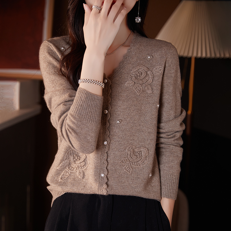 牧贝湖珍珠扣V领羊毛开衫小香风长袖针织衫